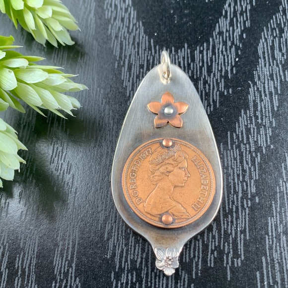 1977 English Elizabeth II Coin Spoon Pendant - Picture 1 of 8